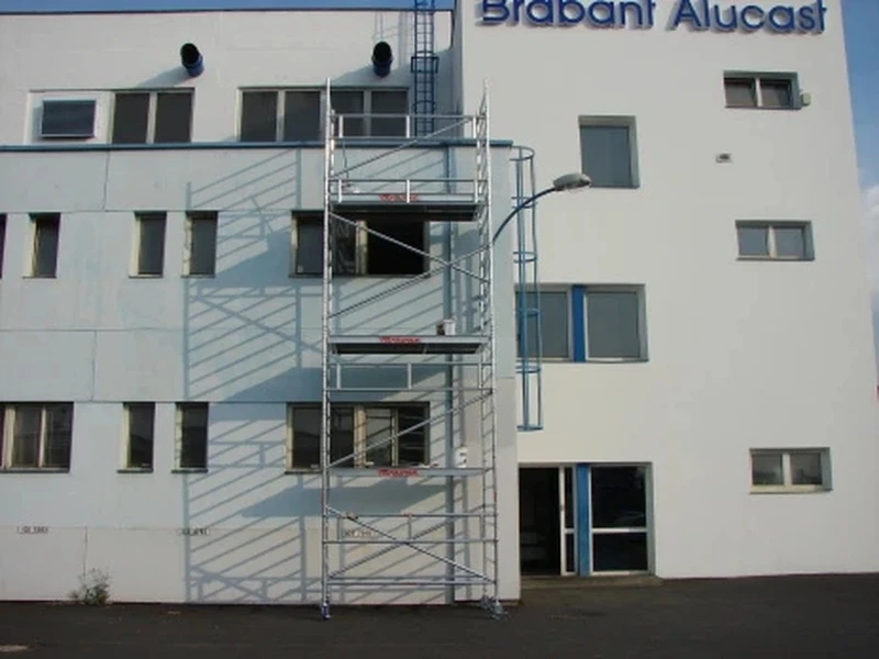 Pojízdná pracovní věž, lešení je dvanáct metrů vysoké. Vhodná na stavebně dokončovací práce. Malování bytových i nebytov