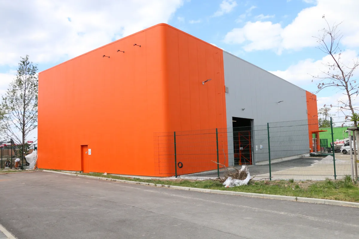 Většinou jsou plechové obložení, PUR panely, továrních okna i větracích mříže zašlé z předešlých let i nátěrů. Veškeré p