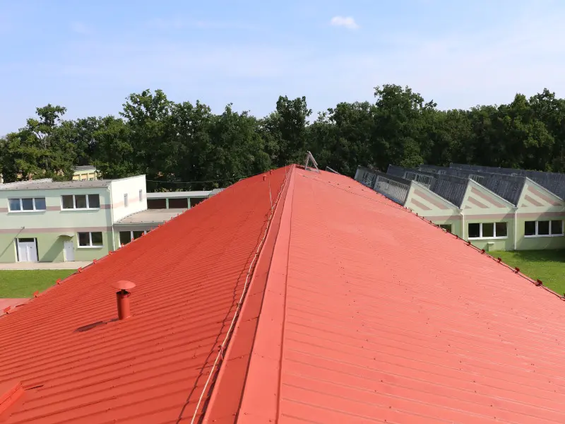 Pro naše zákazníky realizujeme mytí a čištění plechových, sedlových i betonových střech. Při mytí a čištění střech hodně