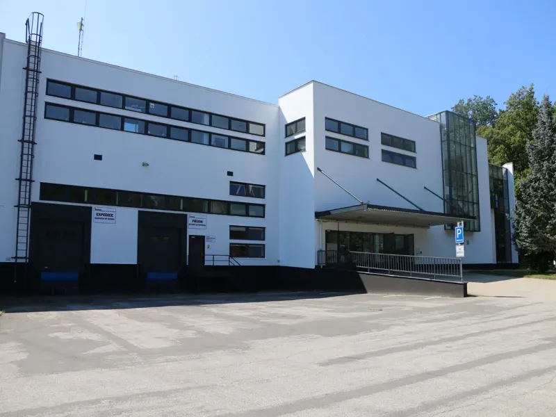 Nátěry i nástřiky plechových obložení, PUR panelů, továrních oken i větracích mříží