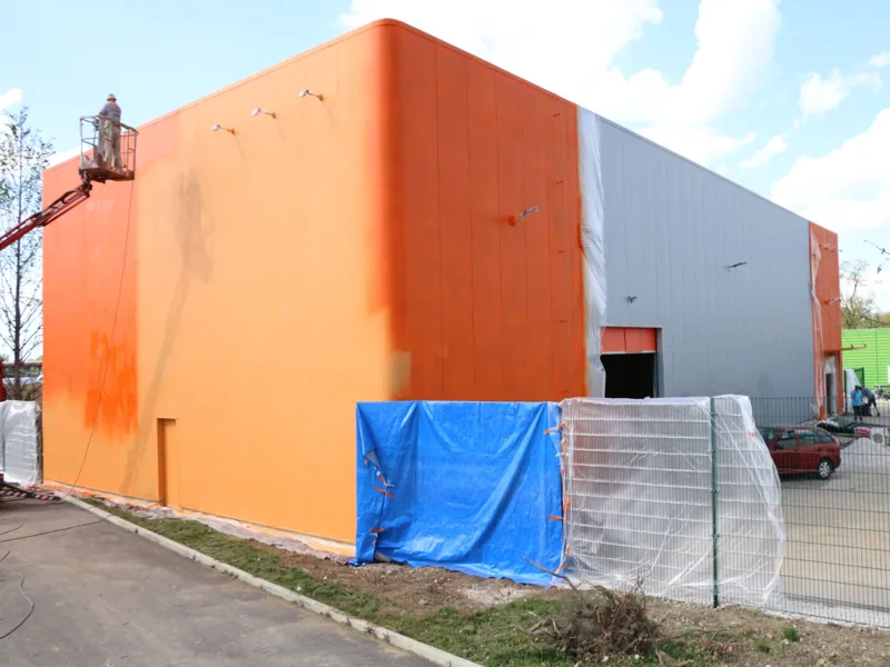 Nátěry i nástřiky plechových obložení, PUR panelů, továrních oken i větracích mříží