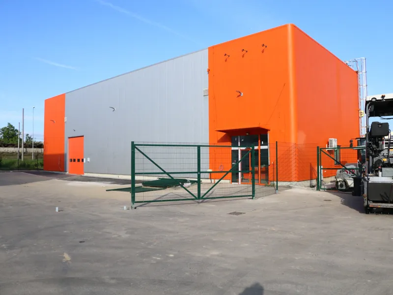 Nátěry i nástřiky plechových obložení, PUR panelů, továrních oken i větracích mříží