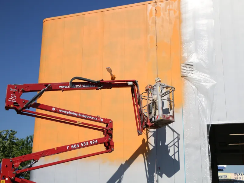 Nátěry i nástřiky plechových obložení, PUR panelů, továrních oken i větracích mříží