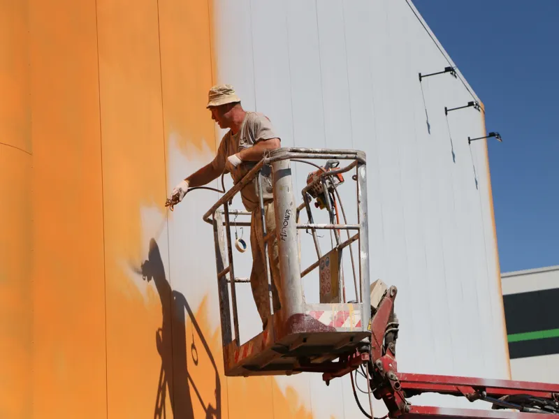 Nátěry i nástřiky plechových obložení, PUR panelů, továrních oken i větracích mříží
