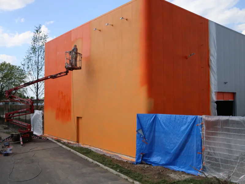 Nátěry i nástřiky plechových obložení, PUR panelů, továrních oken i větracích mříží