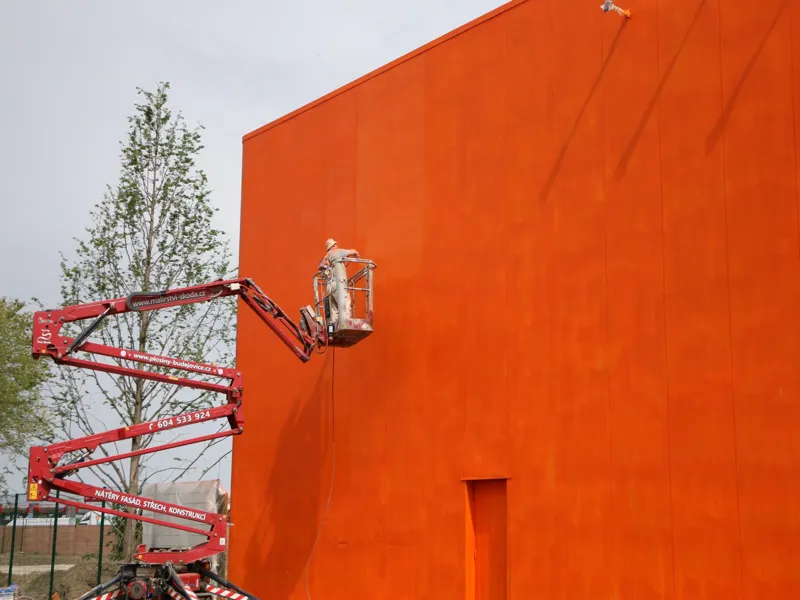 Nátěry i nástřiky plechových obložení, PUR panelů, továrních oken i větracích mříží