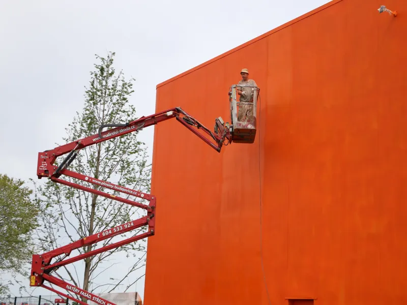 Nátěry i nástřiky plechových obložení, PUR panelů, továrních oken i větracích mříží