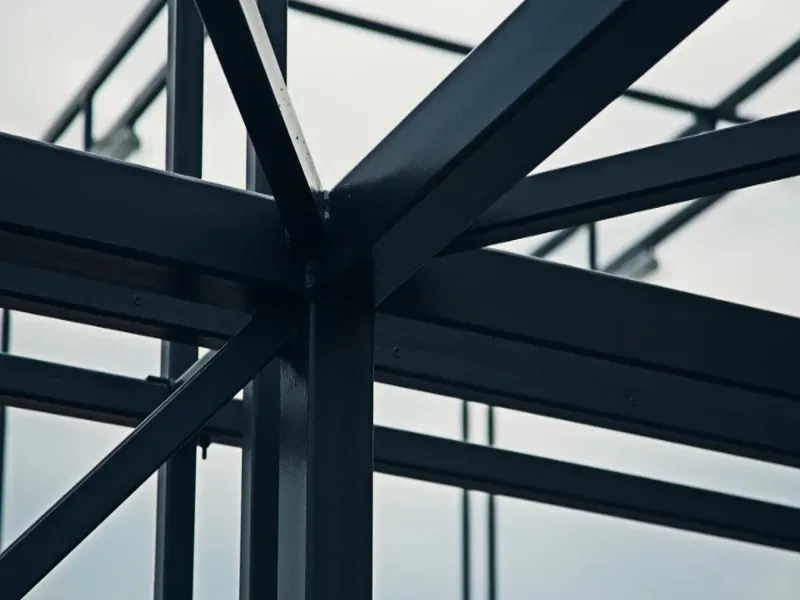 Nátěry i nástřiky plechových obložení, PUR panelů, továrních oken i větracích mříží