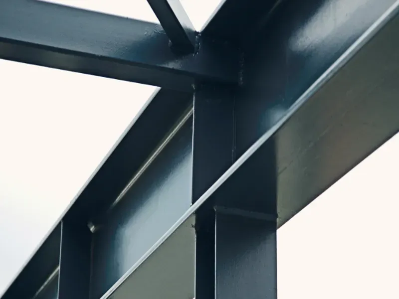 Nátěry i nástřiky plechových obložení, PUR panelů, továrních oken i větracích mříží