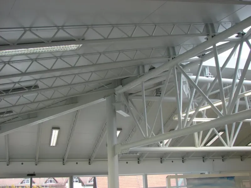 Nátěry i nástřiky plechových obložení, PUR panelů, továrních oken i větracích mříží